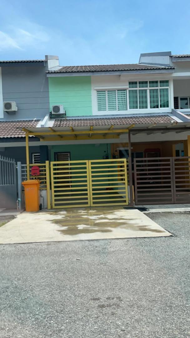 Purple Townhouse 3R2B Wifi Villa Sekinchan Exterior foto